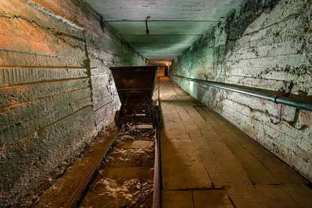 铁路井道隧漂流的图片