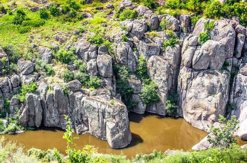 阿克托夫峡谷由古老的风化花岗岩组成图片
