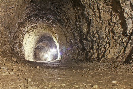 洞中的隧道通往地下洞穴画廊图片