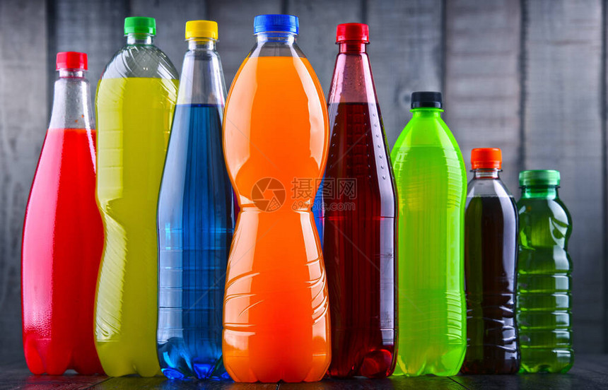 各种颜色的各类碳化软饮料塑图片
