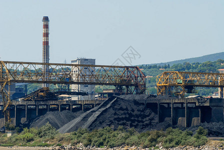 Piombino港有煤矿和钢铁图片