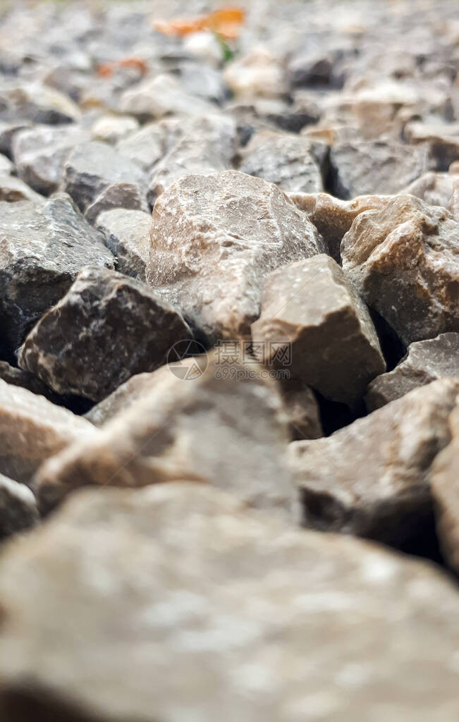 花岗岩砾石路纹理天然碎石背景具有花岗岩砾石或岩石图案的灰色图片