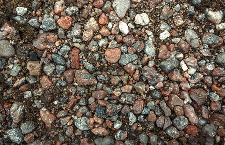 地上的小花岗岩石头图片