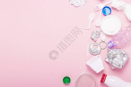 粉红色背景上的垃圾收集塑料和金属图片