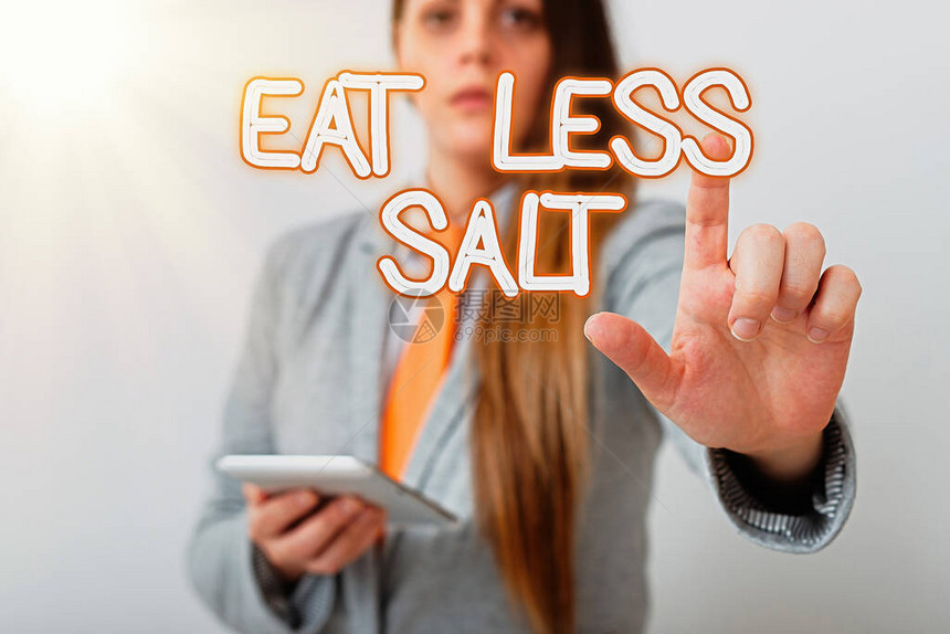写笔记显示少吃盐减少食品和饮料钠摄入量的商业概念用手指表示导航进图片