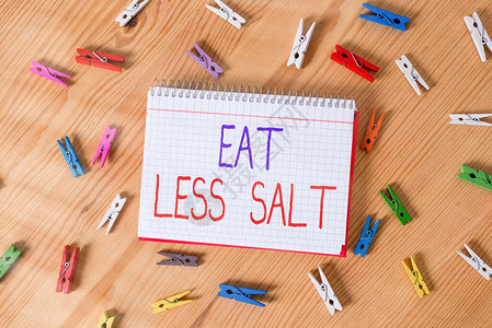 概念手写显示少吃盐概念意味着减少食物和饮料的钠摄入量彩色皱纸木图片