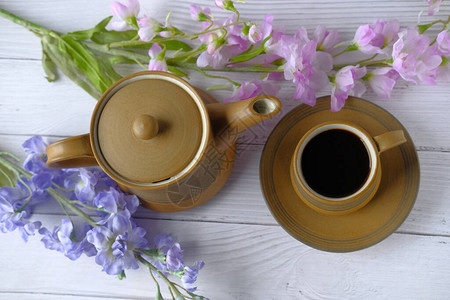 早餐茶杯和鲜花的顶视图图片