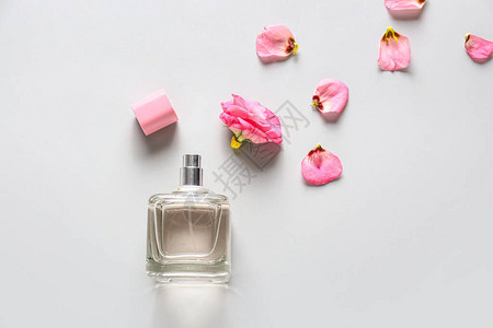 浅色背景中的一瓶花卉香水背景图片