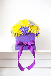 花是黄色和紫色的图片