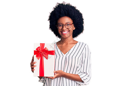 年轻的非洲裔美国女拿着礼物图片