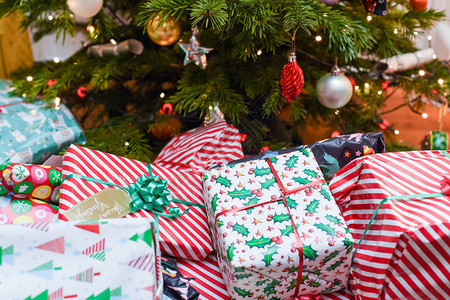 节日期间在家中圣诞树下的礼物背景图片