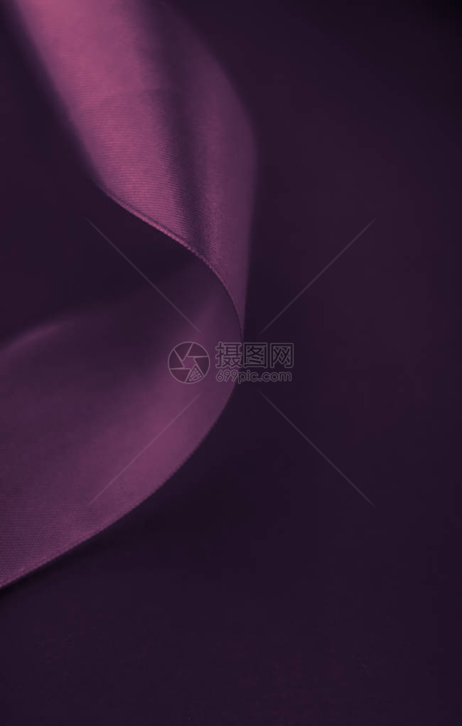 品牌假日和奢华品牌概念紫色背景上的抽象卷曲丝带假日销售产品促销的独家奢侈品牌设计和魅力艺图片