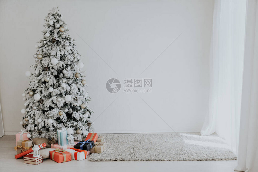 带礼物的圣诞树花环新年图片