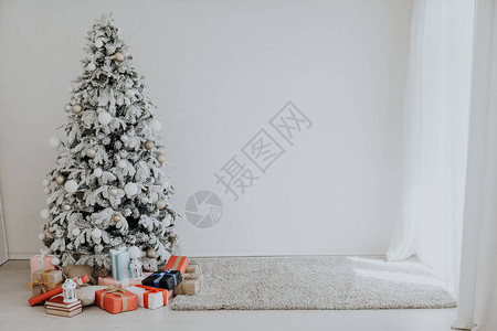 带礼物的圣诞树花环新年图片
