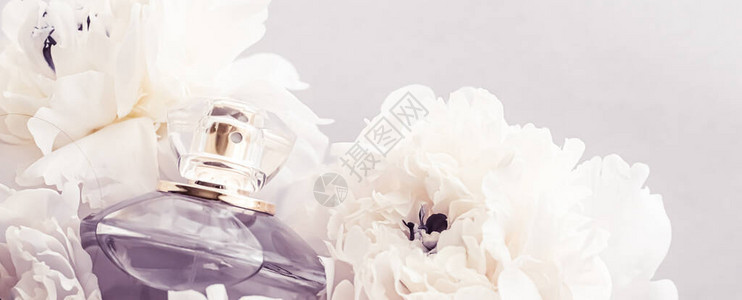 紫花香水瓶作为奢华香水产品图片