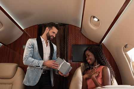 英俊优雅的男子给在私人飞机上受惊的非裔美国图片