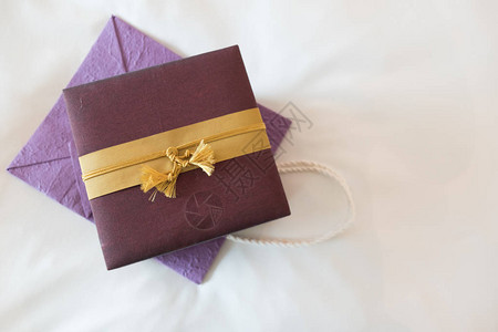 紫桑纸袋丝绸礼盒图片