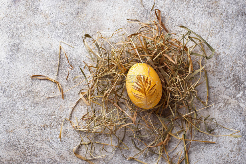 复活节彩绘鸡金蛋饰羽毛图片