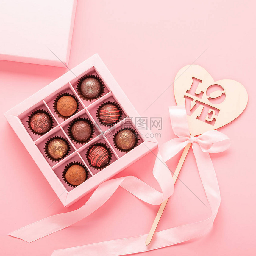 巧克力松露糖果和有粉红色背景的文字爱的木心礼物是食物爱的概图片