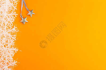 橙色背景的玩具星和雪花图片