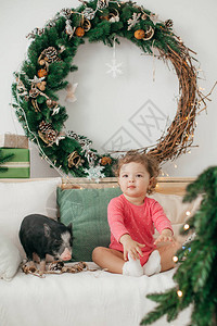 圣诞室内的可爱小女孩图片