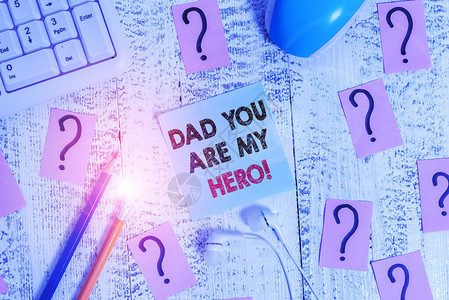 概念手写显示爸你是我的英雄概念意义钦佩你父亲的爱意赞美木桌上的书写图片
