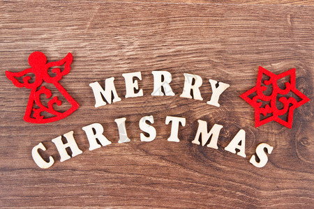 圣诞快乐有红装饰在生锈的板子上喜图片