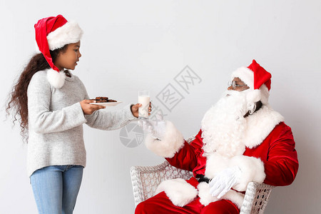 可爱的非裔美女孩有治疗和圣诞老人图片