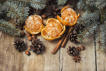 橘子圣诞树枝视锥细胞木制上的香料和圣诞节的概念图片