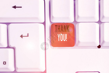 写笔记显示谢在承认礼品恭维白色pc键盘时使用的礼貌表达的商业概念图片