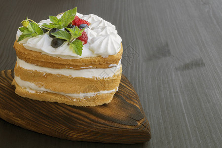 情人节的甜点自制蛋糕加奶背景图片