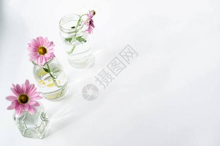 用透明玻璃瓶子立成一排将文字放在白色背景的文本位置info图片