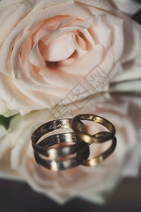 结婚戒指和鲜花图片