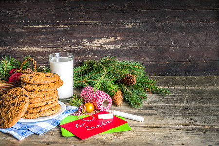 圣诞节概念配奶和饼干给圣诞老人生锈木图片