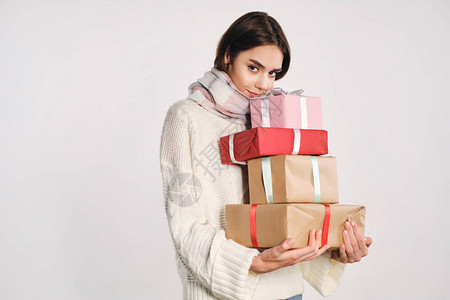穿着毛衣的漂亮可爱女孩带着舒适的围巾拿着礼物盒梦想着在镜头中图片