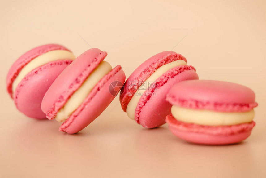4个粉红马卡龙饼干夹蜜蜂背景图片