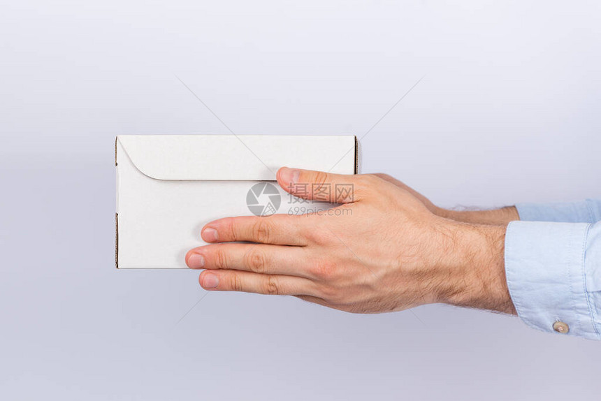 男手握纸板盒赠送礼图片