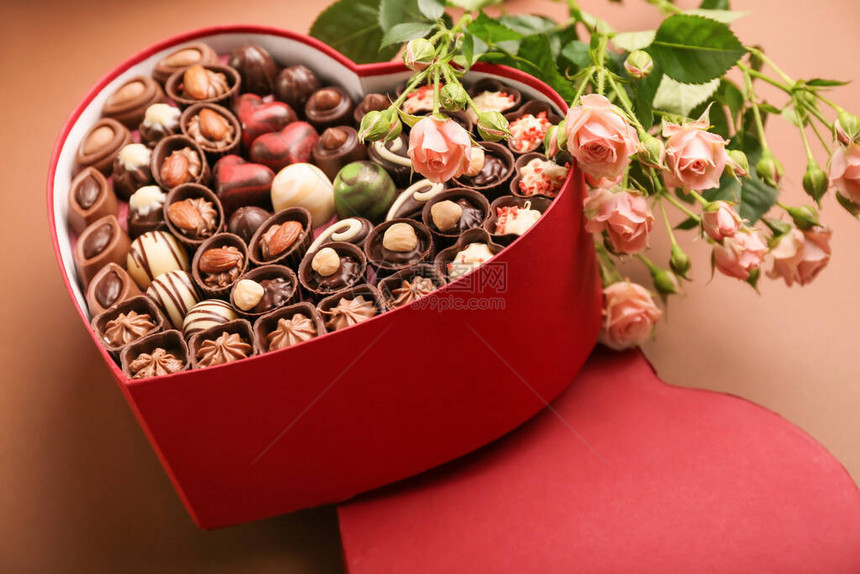 心形盒带有巧克力糖果和彩色背图片