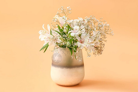 美丽的花瓶彩色背景上的花朵图片