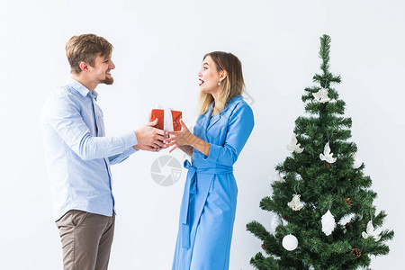 假期和庆祝概念男人给他的女朋友送圣诞礼物图片