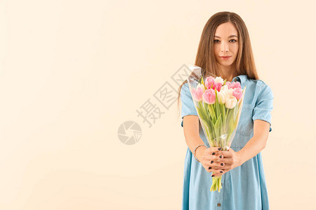彩色背景花朵的美丽年轻女子图片