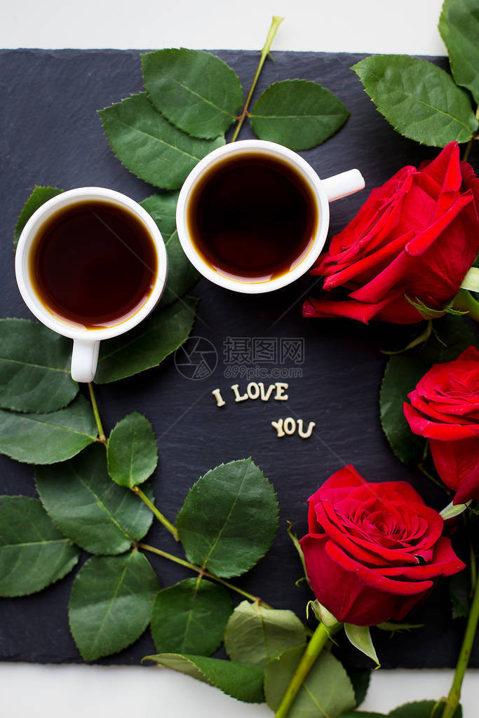 我爱你在黑色背景咖啡红玫瑰的图片