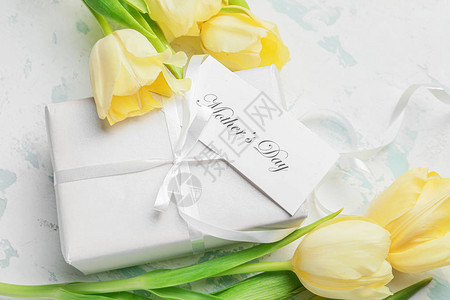 为母亲节赠送美丽的鲜花和礼图片