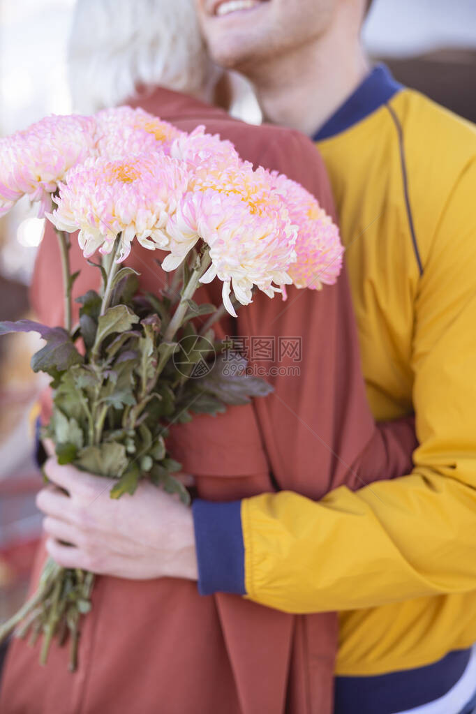 紧贴着一朵鲜花的图片在一位男他心图片