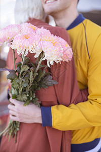 紧贴着一朵鲜花的图片在一位男他心图片
