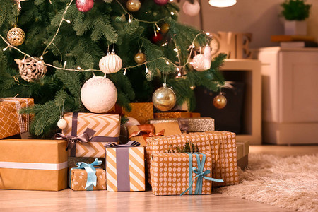圣诞树下有许多漂亮的礼盒背景图片