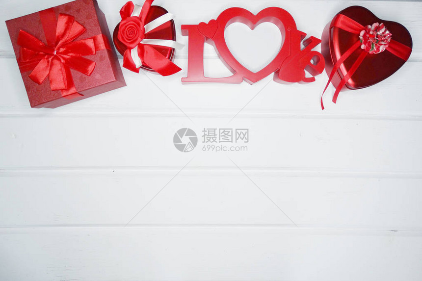 红心装饰品爱情人节的礼物在闪图片