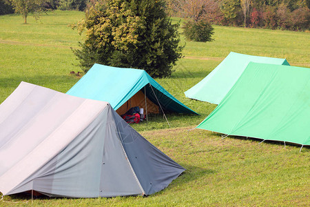 秋天在山上的许多帐篷的侦察营背景图片