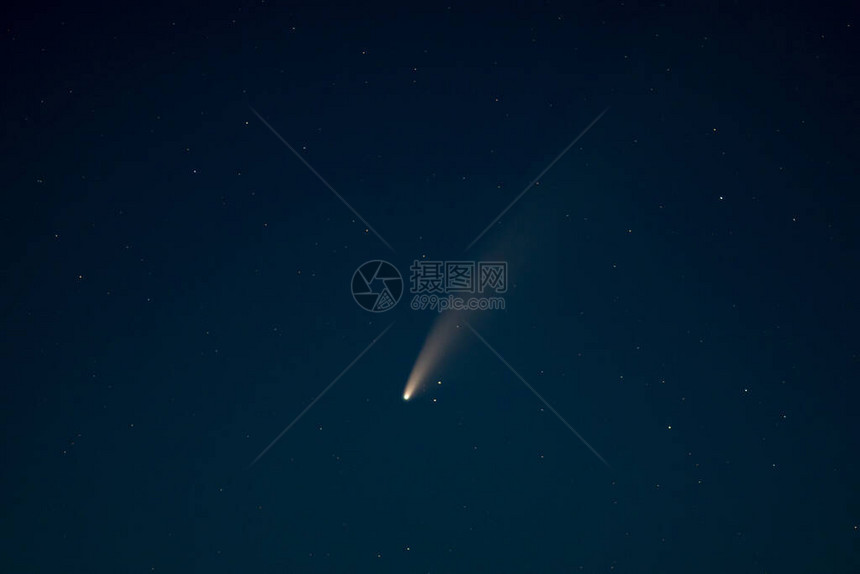 罕见且非常古老的彗星NeowiseC2020F3一个天体靠近太阳飞行图片