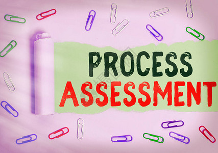 显示过程评估的文字标志商业照片展示了一个组织对行动的纪律检查滚动撕破的纸板放置在木制经典桌背景上背景图片